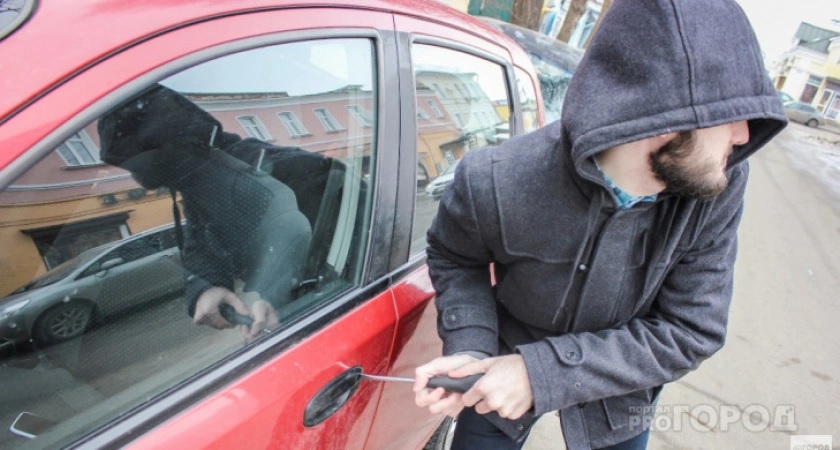 Вязниковец на угнанном автомобиле врезался в забор