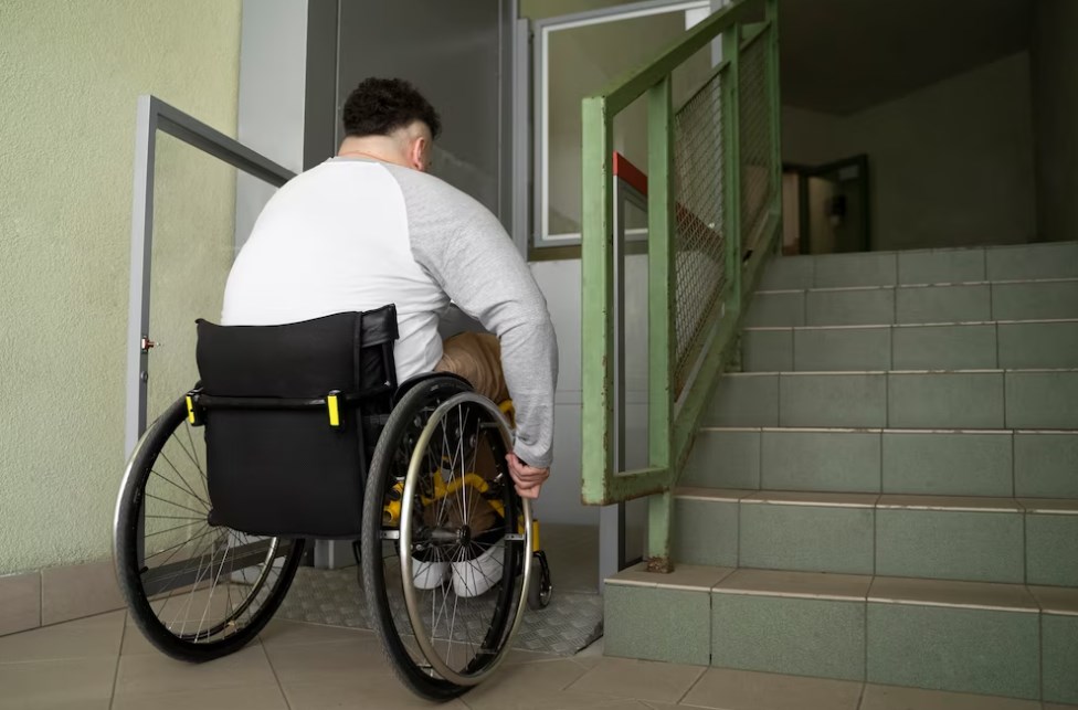Во Владимирской области инвалид-колясочник добился установки подъемного устройства в своем доме