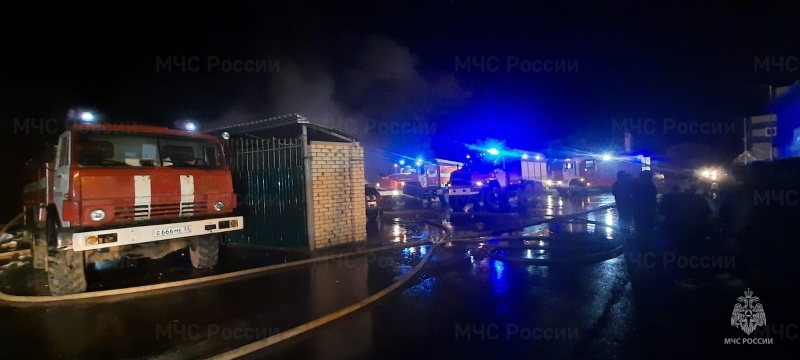 Из-за пожара на складе в Петушинском районе эвакуировали 100 человек