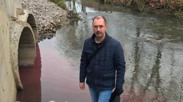 В Владимире выясняют обстоятельства загрязнения реки Рпень красным химикатом