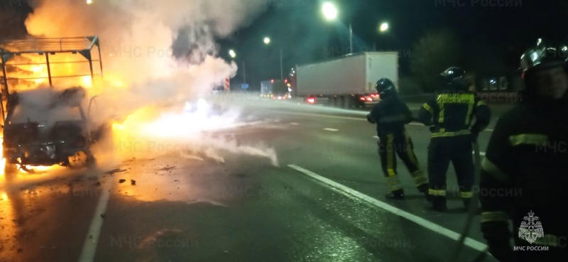 Во Владимирской области на оживленном участке трассы М-7 выгорел грузовик