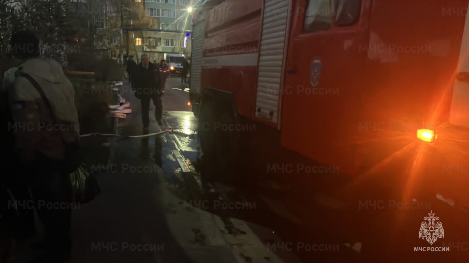 Из горящего многоквартирного дома в Лакинске эвакуировали 30 человек