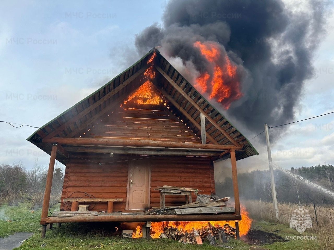 В Кольчугинской деревне Новая средь бела дня сгорел дом