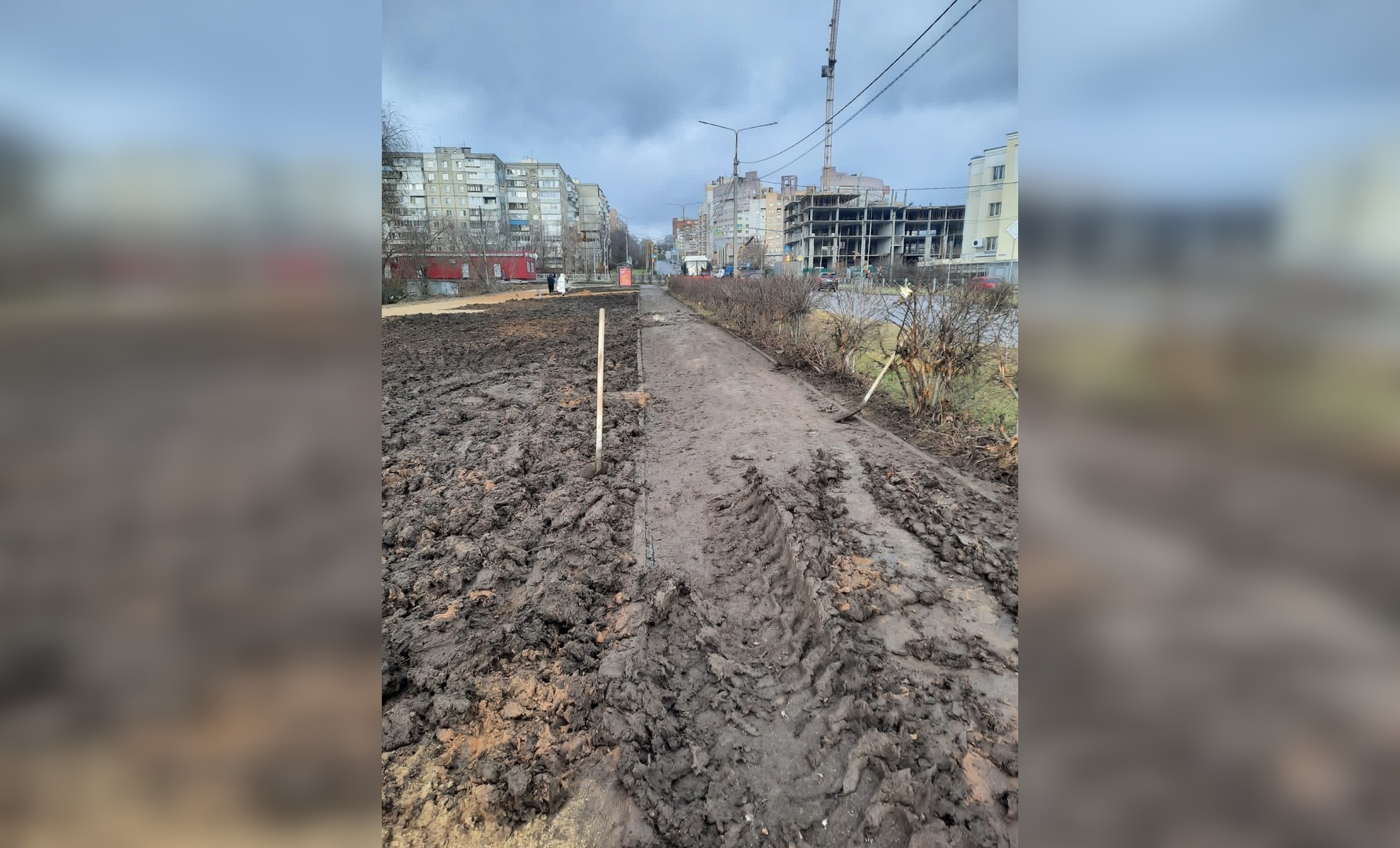 Строители приведут в порядок тротуар на улице Сперанского, который утонул в грязи