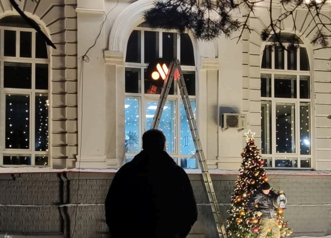 В Александрове ночью засыпали искусственным снегом площадь перед вокзалом ради рекламного ролика