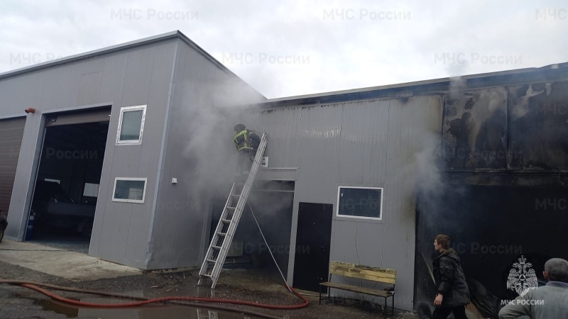 Во Владимирской области от огня пострадало автосервисное предприятие у трассы Е22 