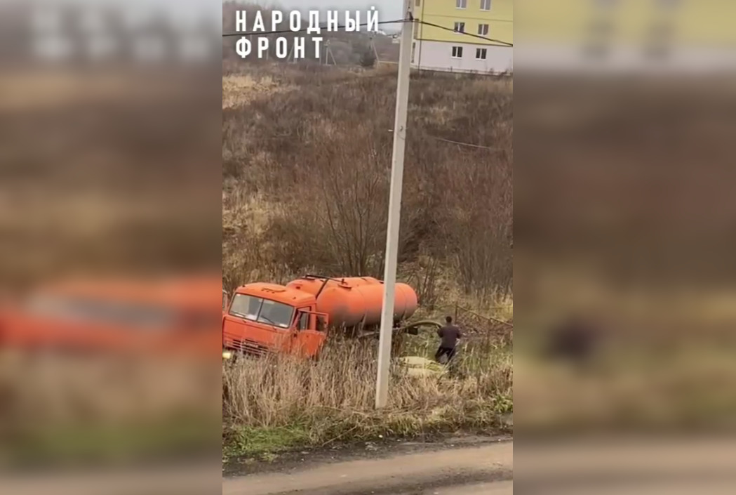 В Боголюбово неизвестные устраивают зловонные пруды под окнами домов
