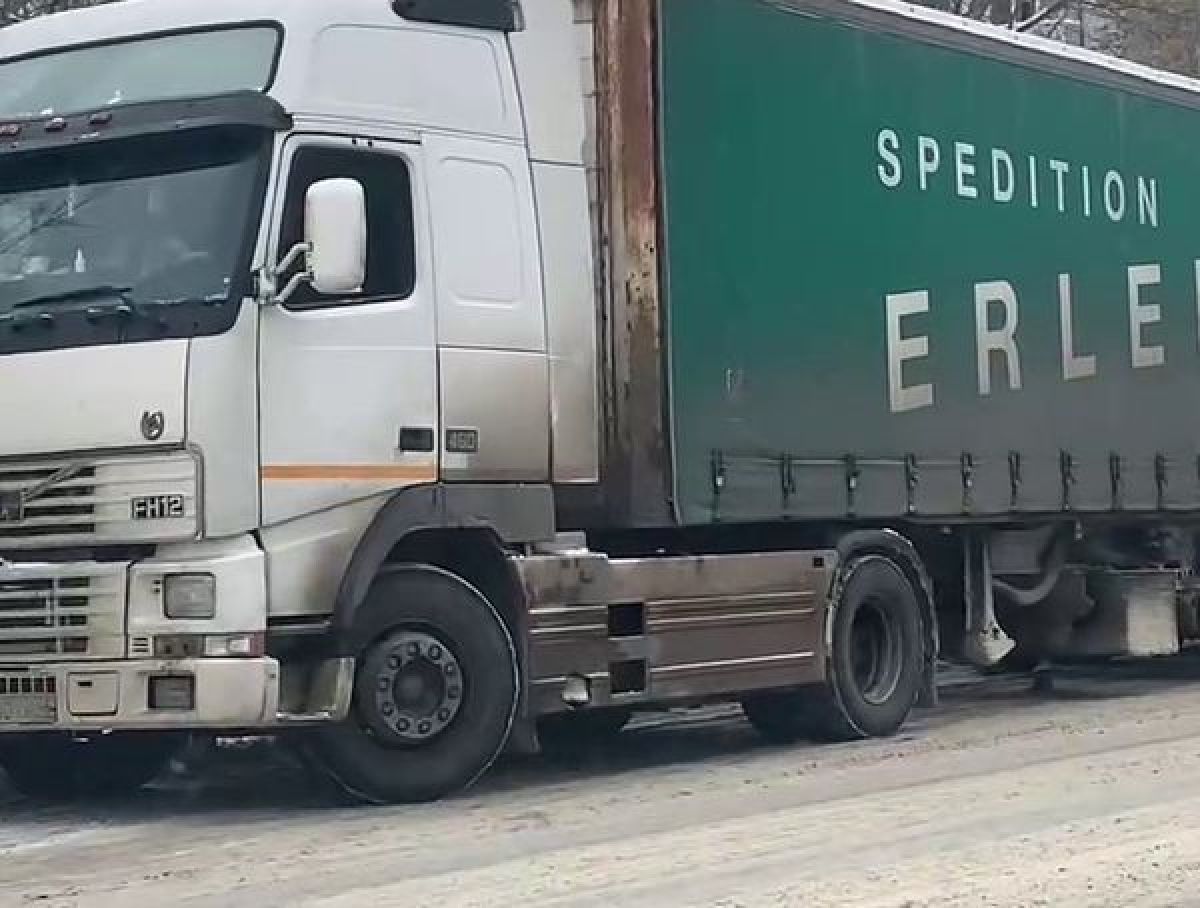 Власти Владимира разработали план борьбы с припаркованными на городских улицах большегрузами