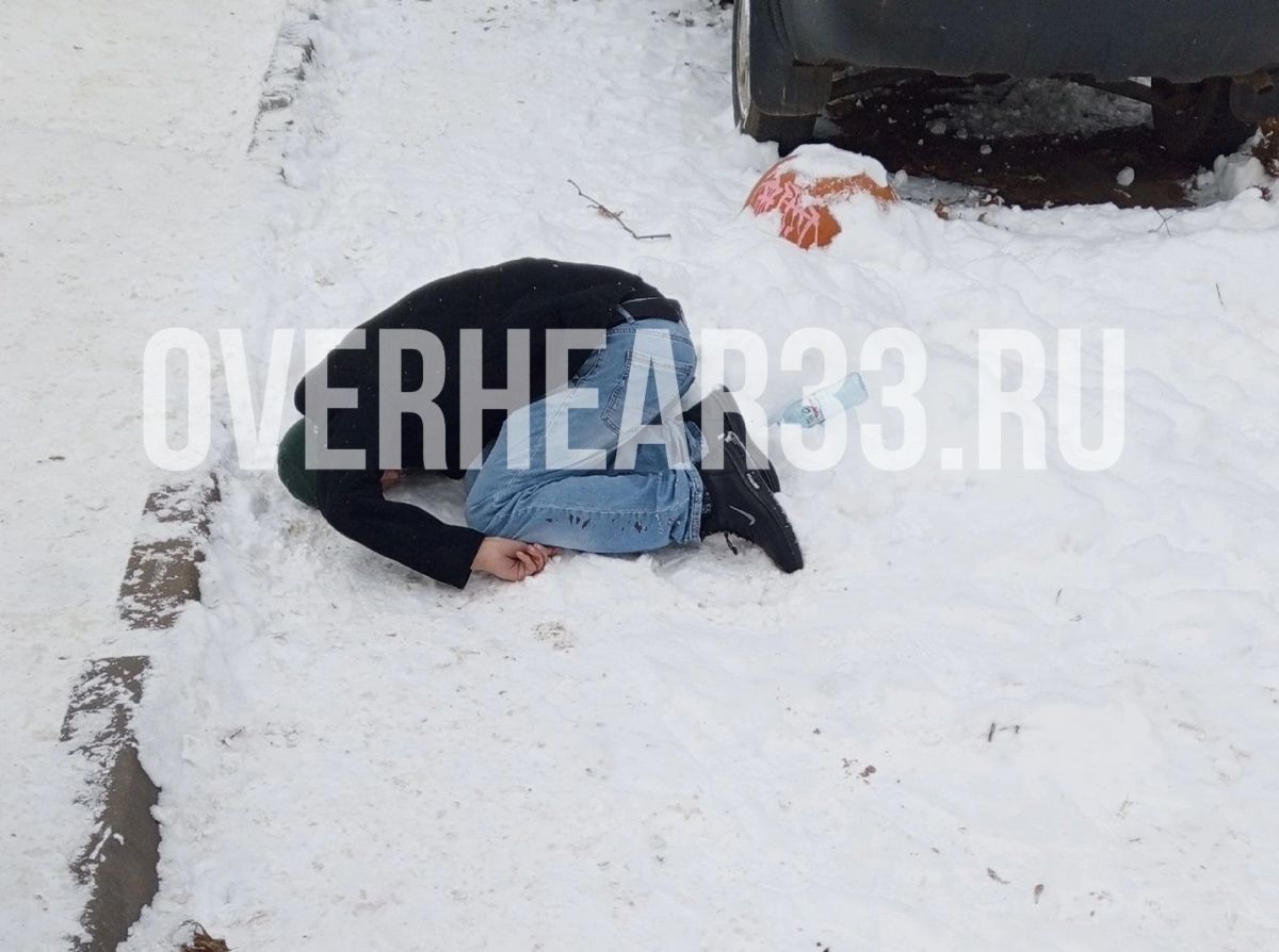 Во Владимире возле школы обнаружили лежавшего в снегу мужчину со шприцем в руках