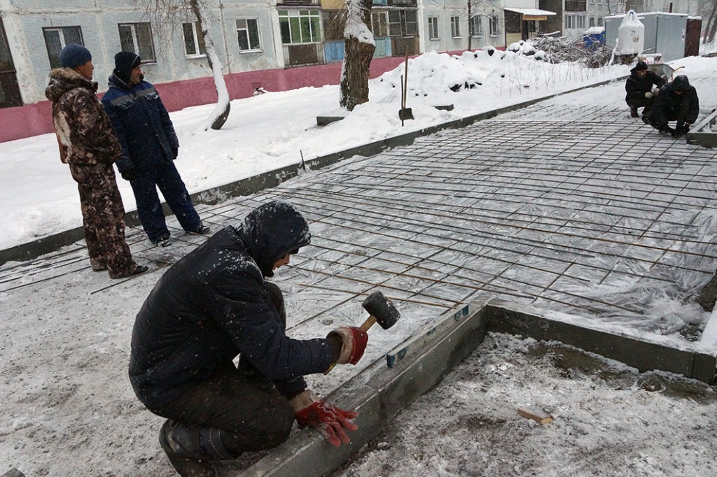 Плитку зимой. Укладка брусчатки зимой. Укладка плитки тротуарной зима. Тротуарная плитка снег. Брусчатка в снегу.