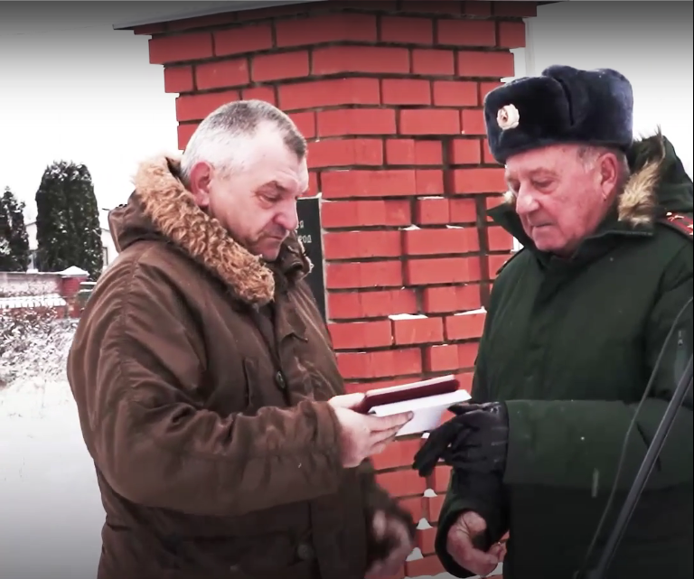 В поселке Ворша Собинского района вручили медаль добровольцу за подвиги на СВО