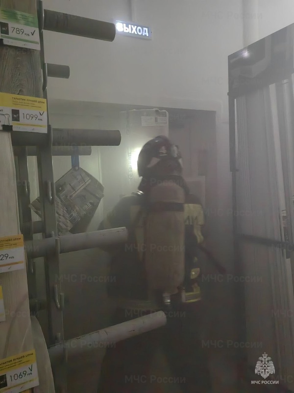 В Коврове из горящего магазина напольных покрытий эвакуировали 30 человек 
