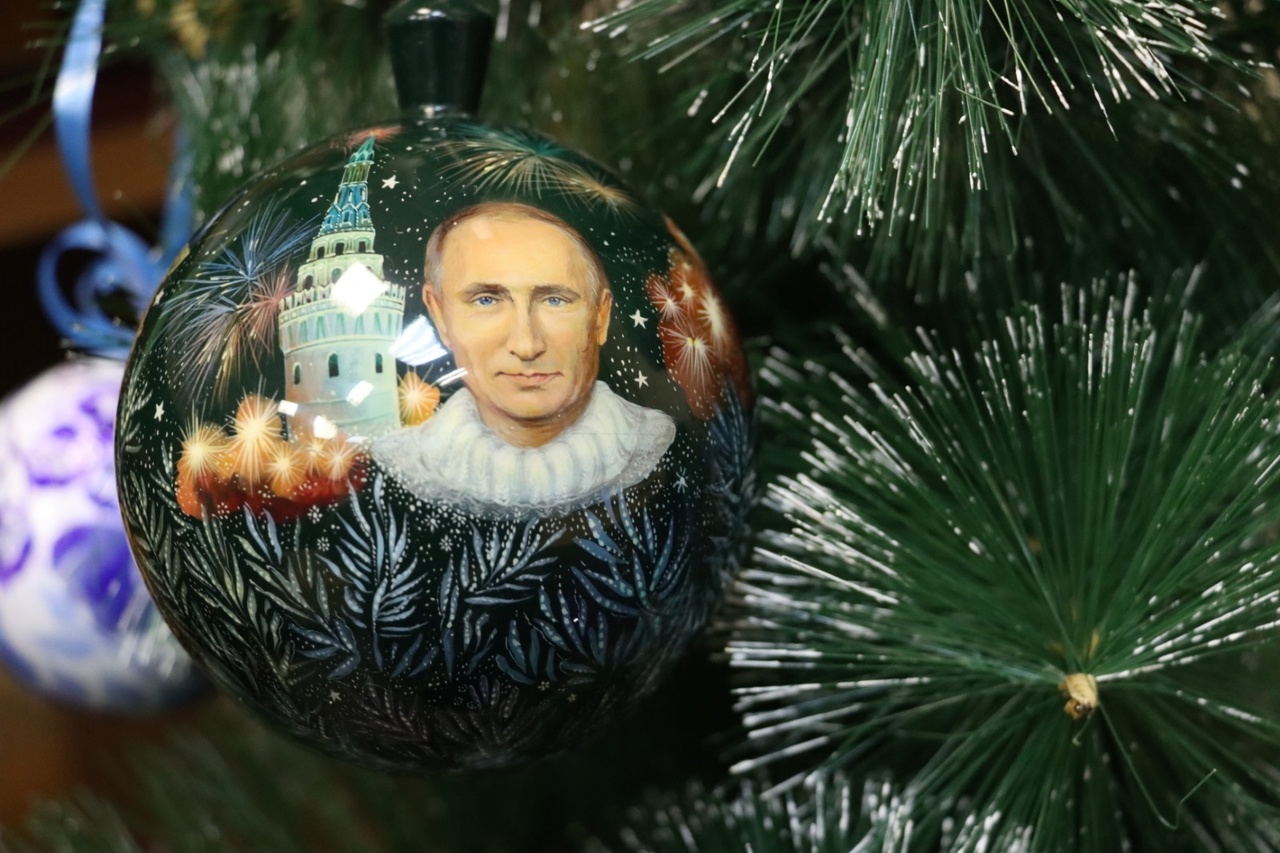 Во Владимире ёлочную игрушку с лицом Путина повесили на ёлку 