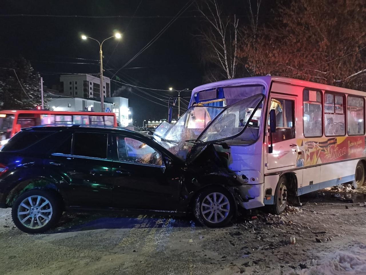 В Коврове пассажирский автобус столкнулся с иномаркой: есть пострадавшие