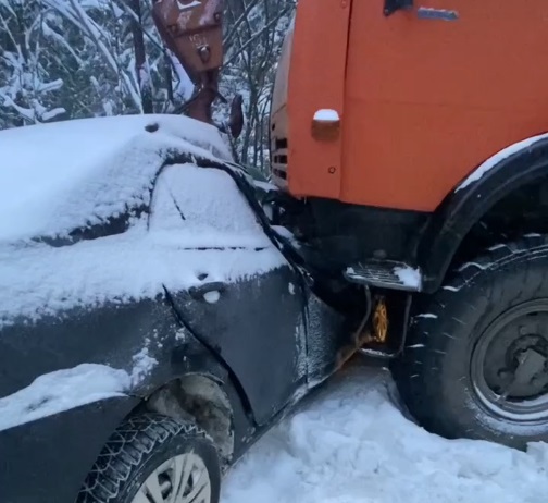 В столкновении легковушки с КамАЗом в Ковровском районе пострадала девушка