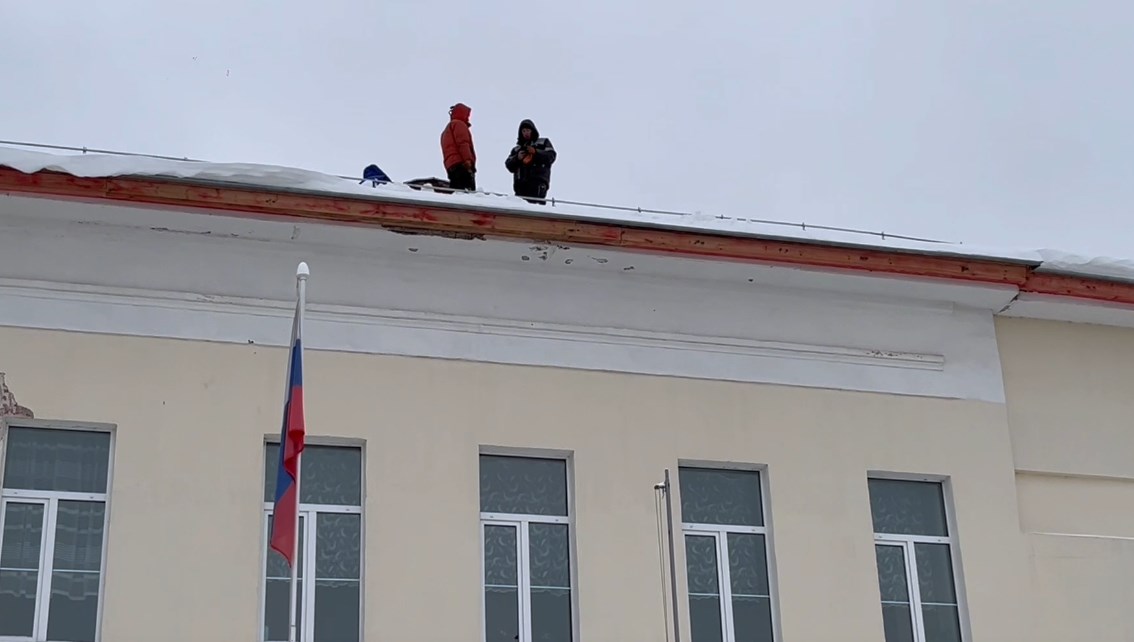 Во Владимирской области в снег и мороз продолжают ремонт крыш
