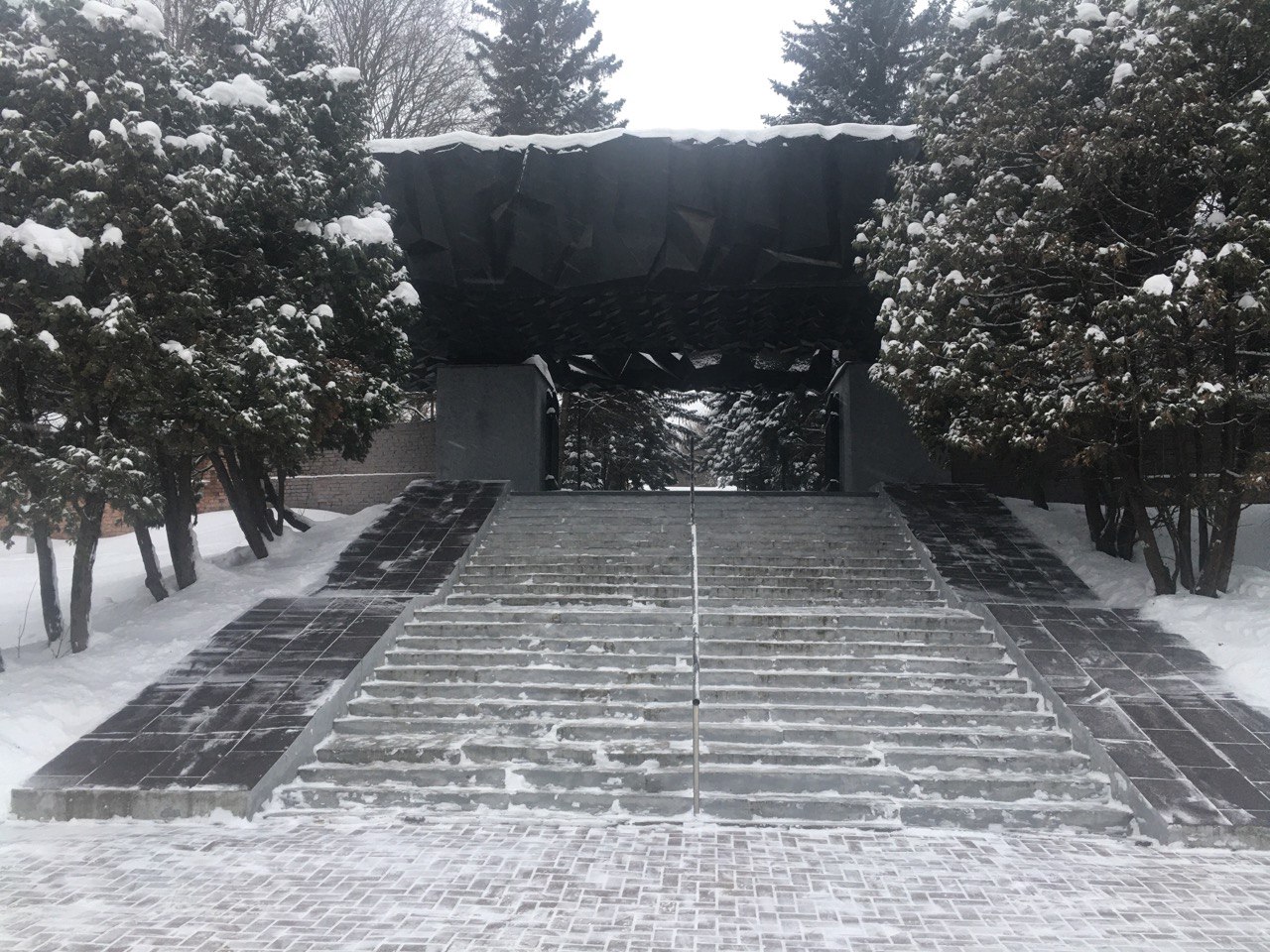 На западе снесли 3 тысячи советских памятников, но подняли шум из-за памятных табличек во Владимире