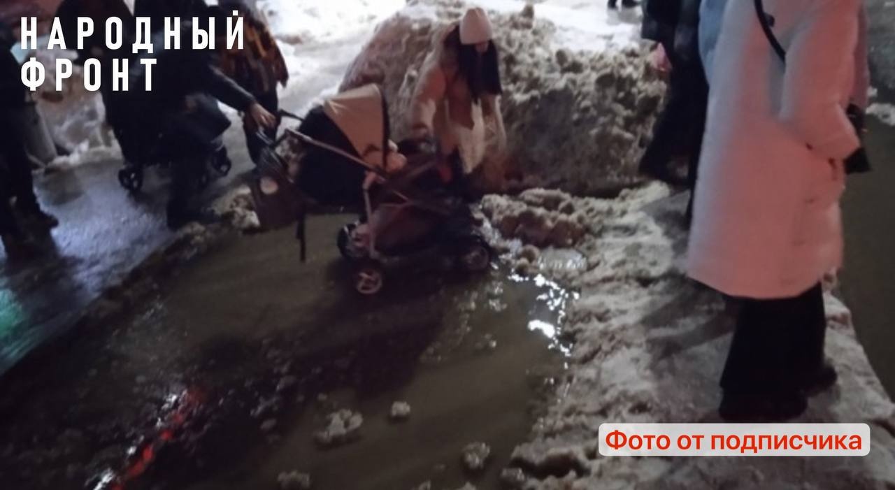 Жители Владимира пожаловались на огромную непроходимую лужу возле "Мегаторга"