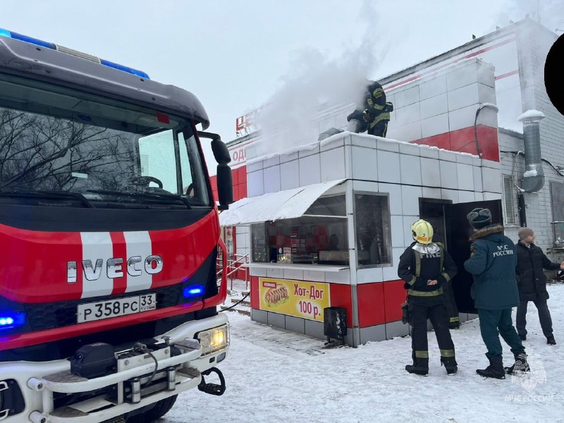 Во Владимире пожар в шаурмичной пытались потушить снегом 