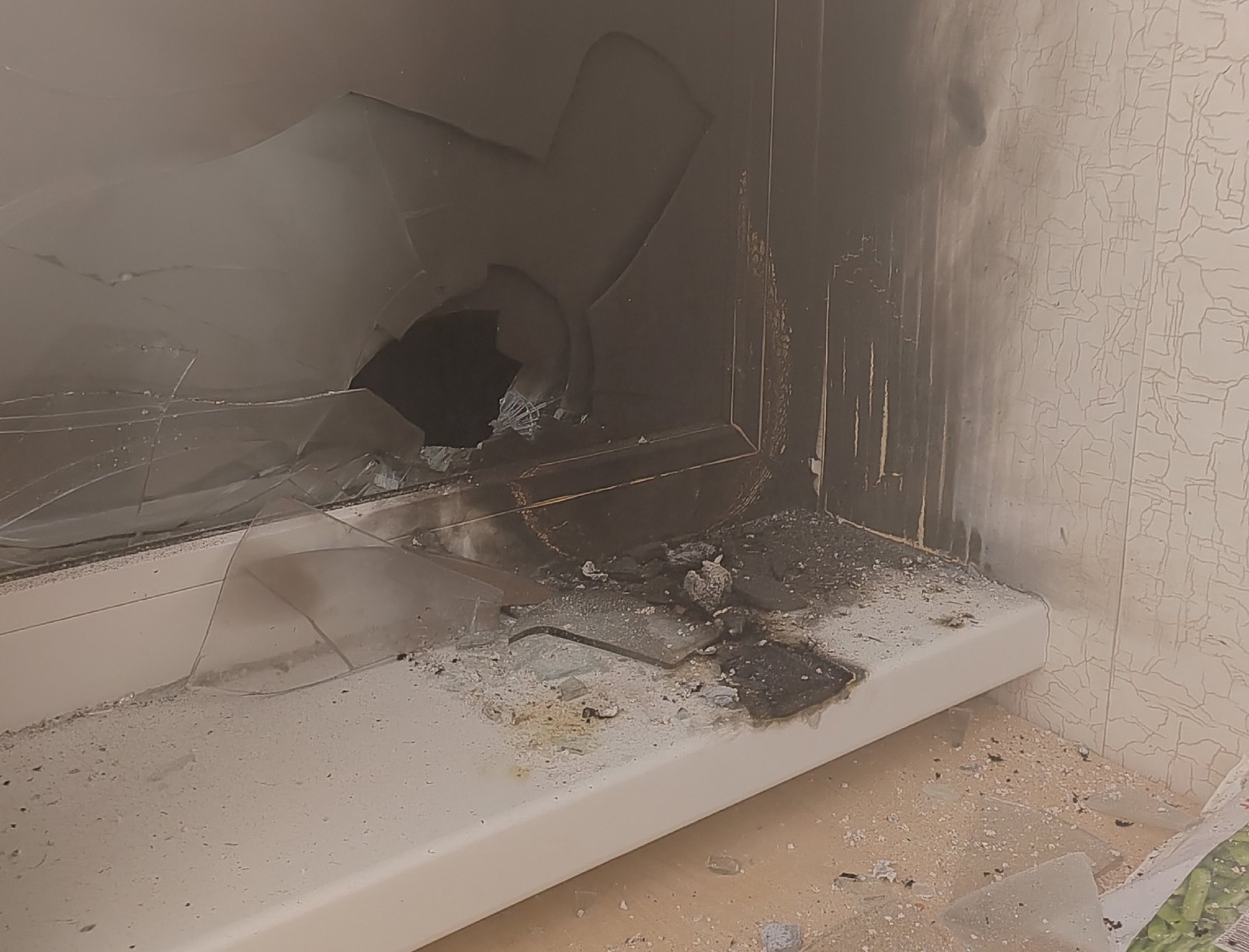 Во Владимире фейерверк залетел в квартиру, разбив окно