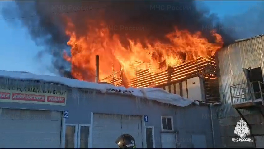 В Гусь-Хрустальном на пожаре в строительном магазине эвакуировали 35 человек