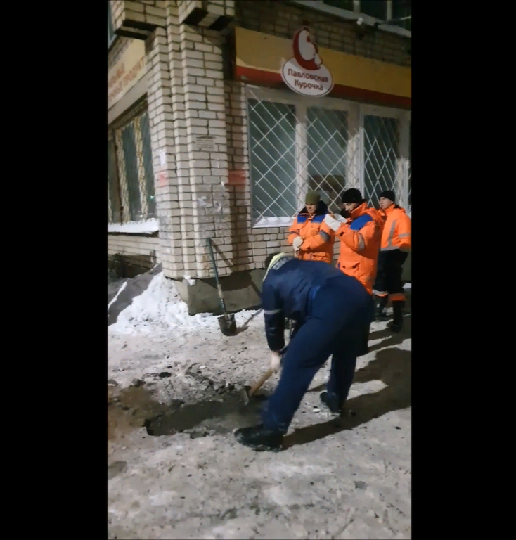 Во Владимире коммунальщики закатали канализационный люк под асфальт 