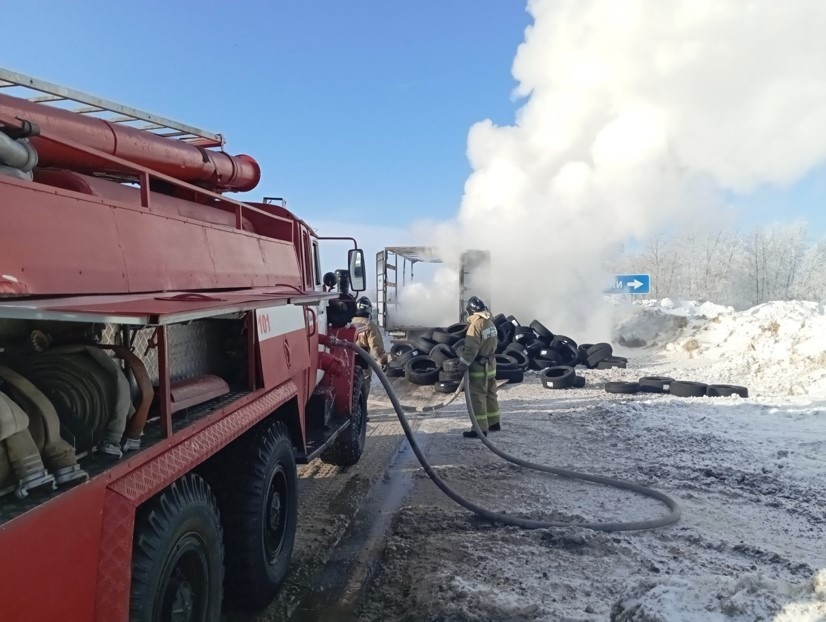 Во Владимирской области на трассе М-7 сгорел грузовик, перевозивший покрышки