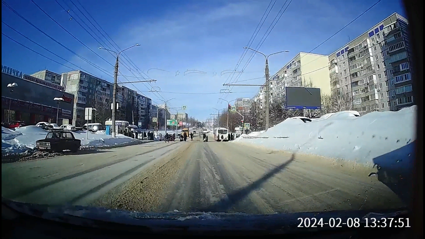 Во Владимире водитель легковушки выехал на пешеходный переход и сбил переходившего дорогу парня