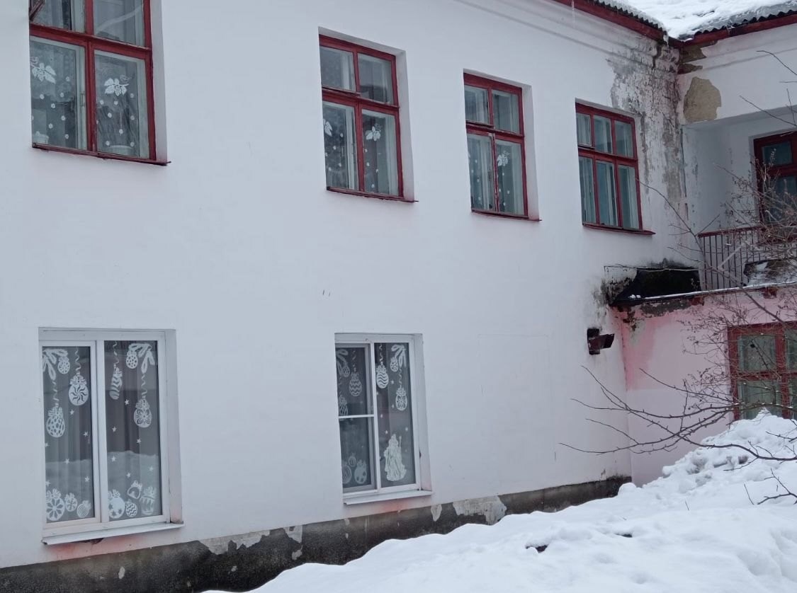Грибок и обветшавшие окна: в детсадах Кольчугина выявили массу нарушений
