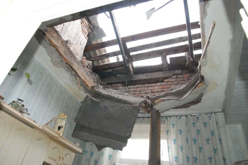 Управляющую компанию в Александрове осудили за обрушение крыши в квартире