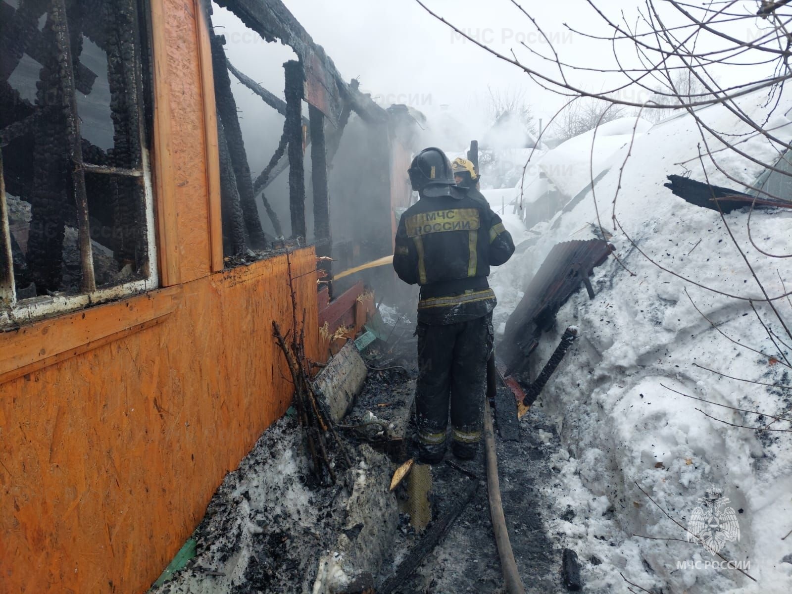 Крупный пожар в Александрове уничтожил двухквартирный жилой дом