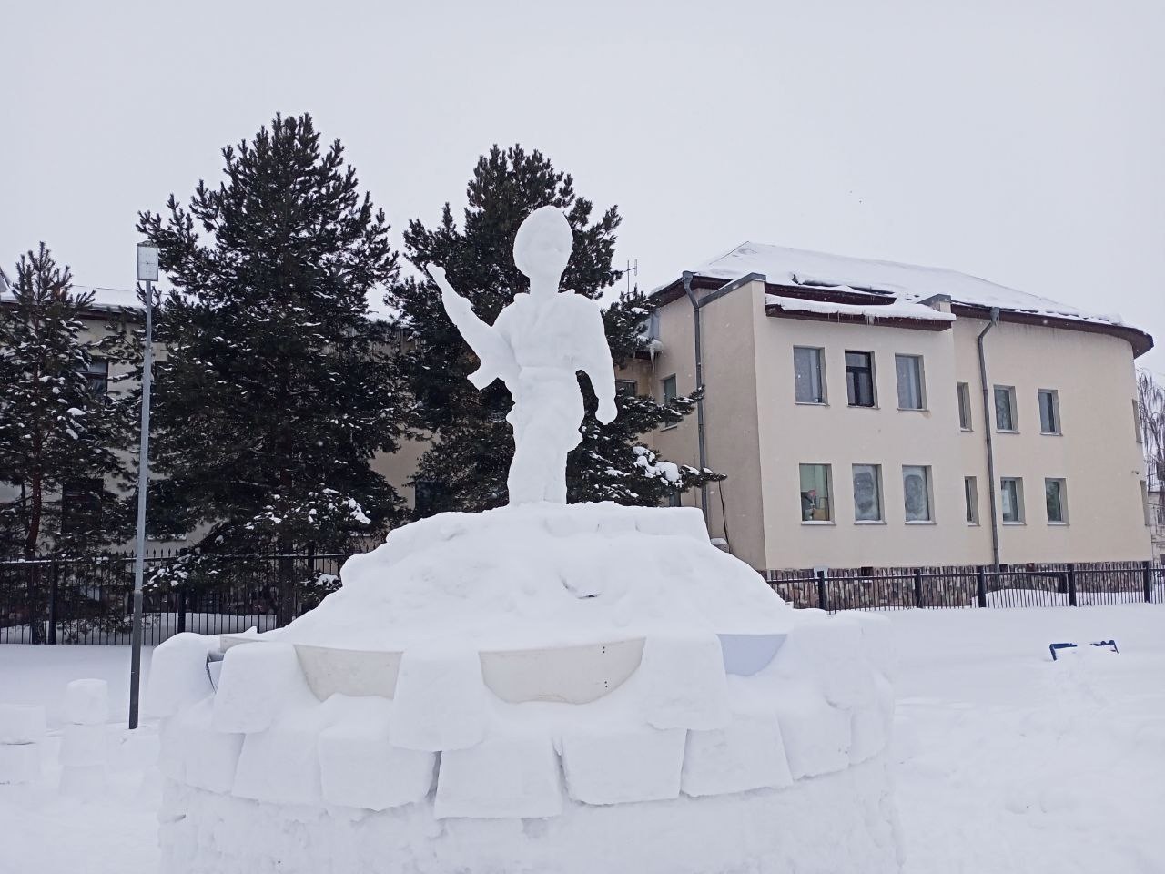 В Юрьев-Польском умелец из ДНР создал снежную фигуру воина-интернационалиста