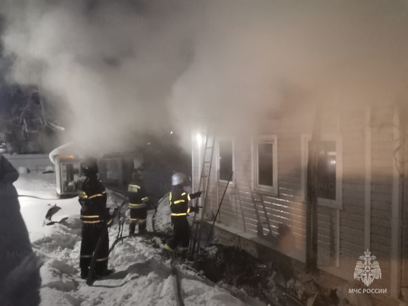В посёлке Мезиновский Владимирской области горел дом с хозяйственной постройкой