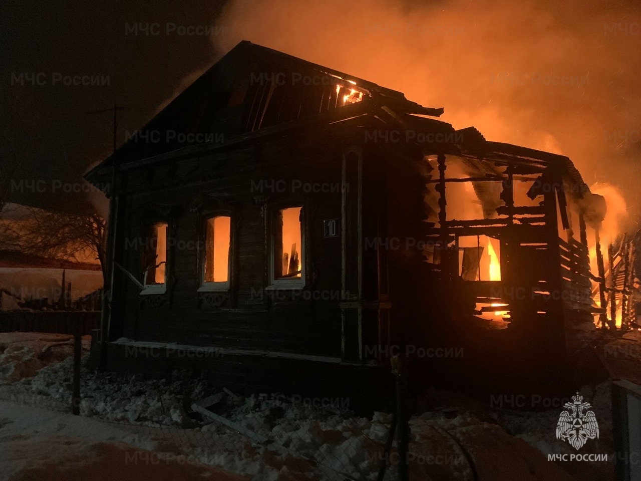 Крупный пожар оставил без дома жильцов в Камешковском районе