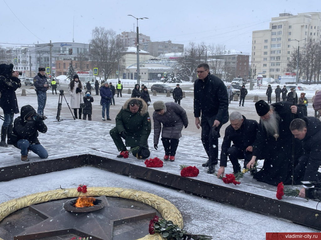  День защитника Отечества во Владимире начали с Вечного огня