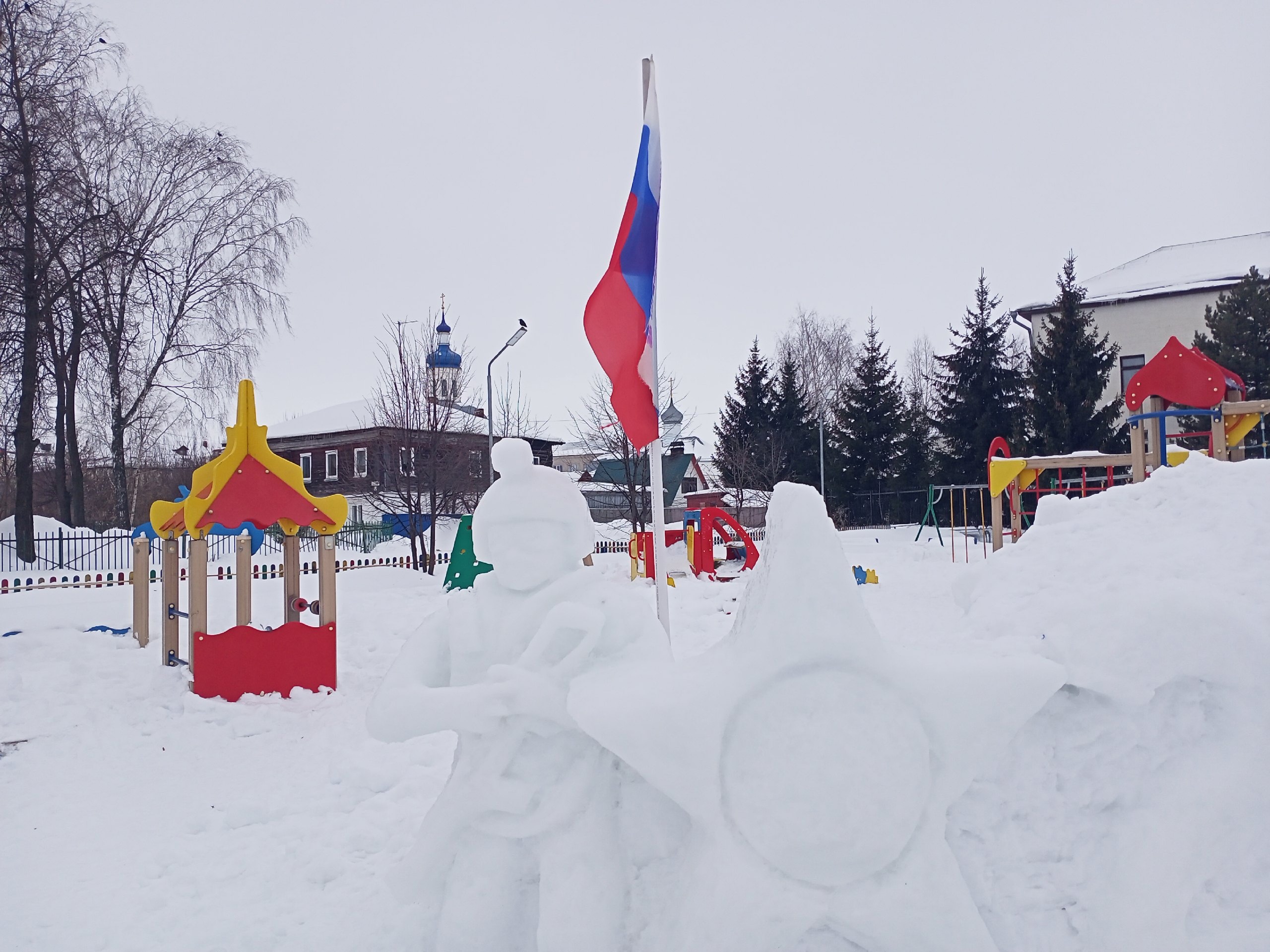 В центре Юрьев-Польского переселенец из ДНР создал снежную фигуру участника СВО