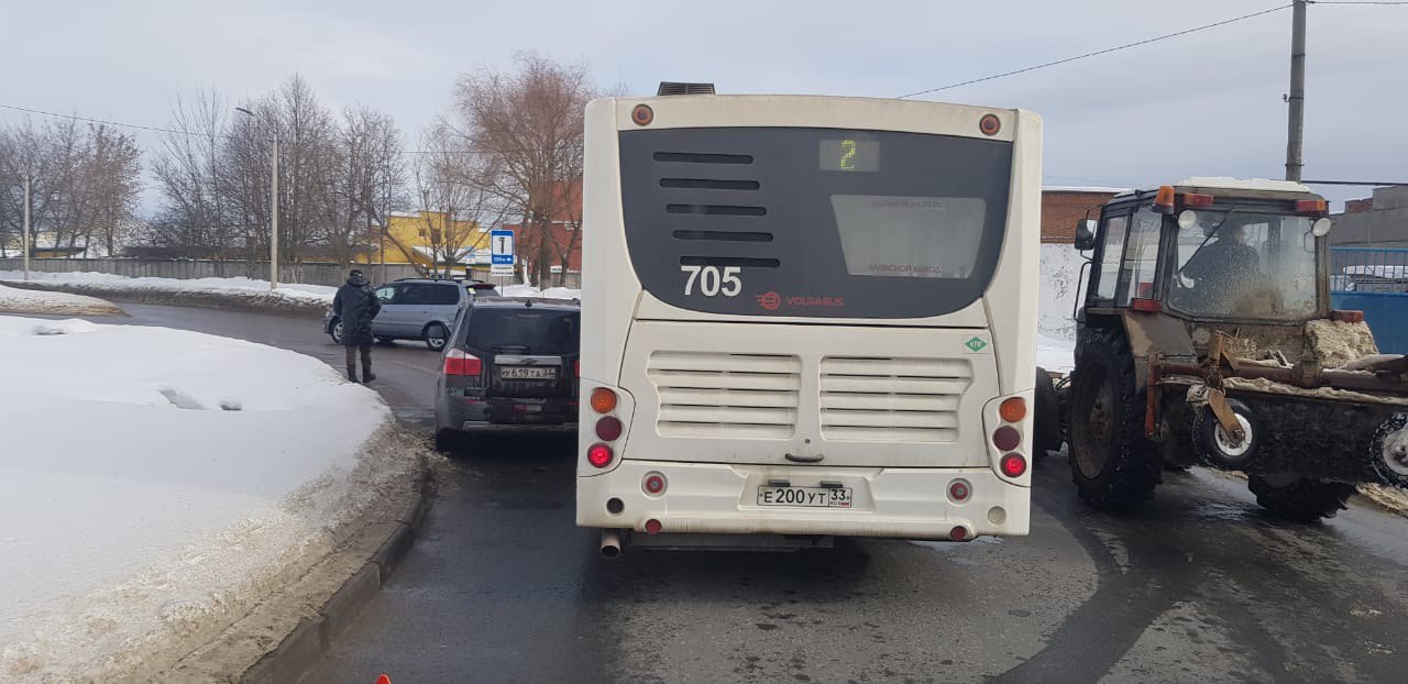 Во Владимире рейсовый автобус врезался в легковушку