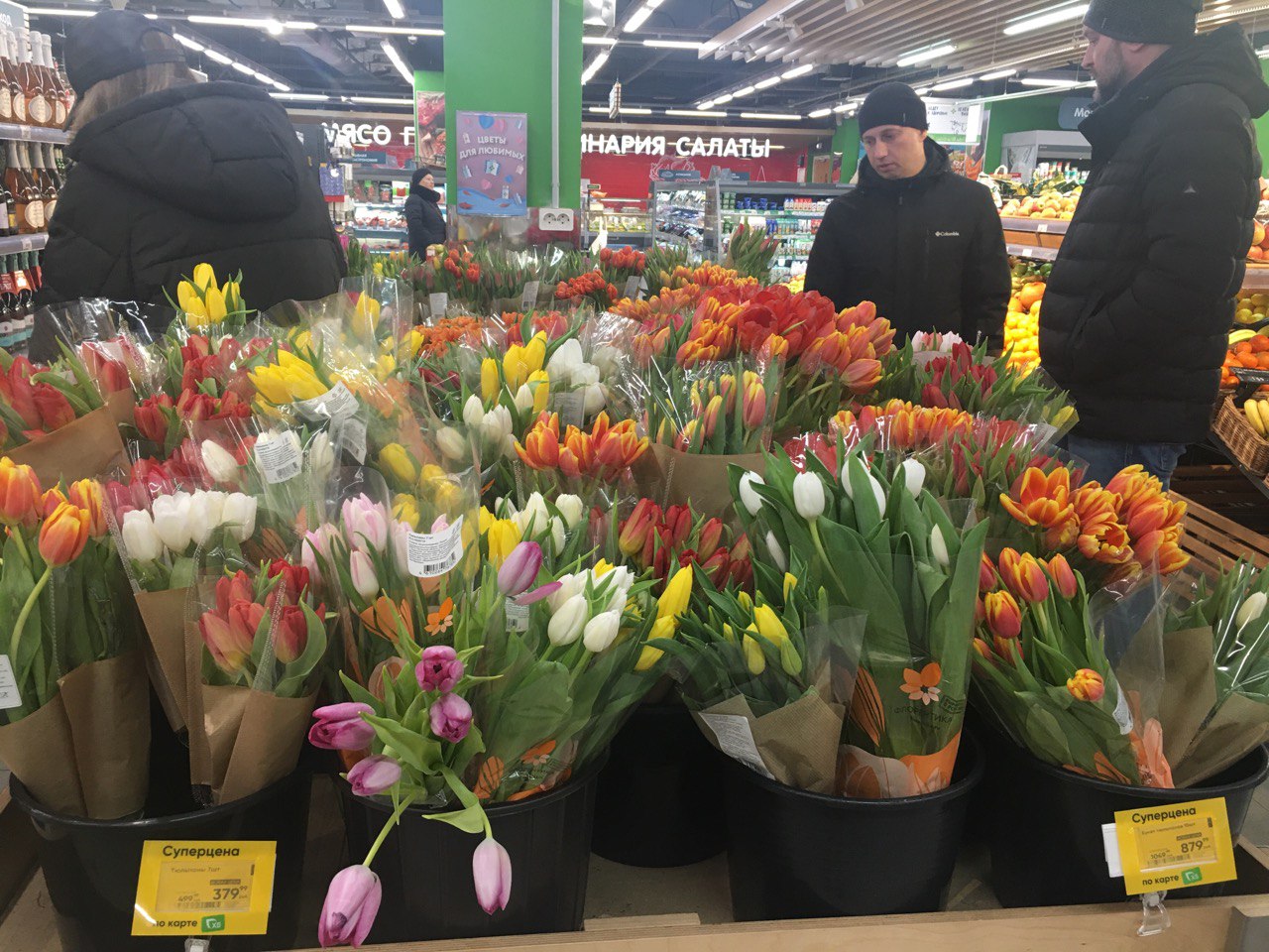  владимирцы выбирают тюльпаны к 8 Марта