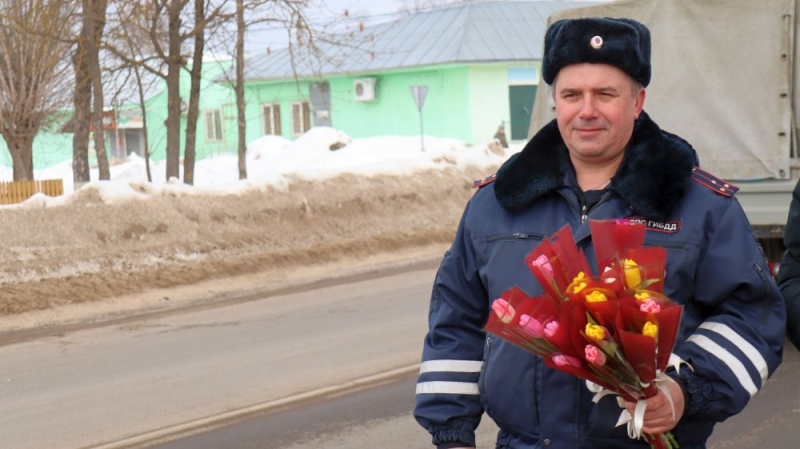 Госавтоинспекторы и волонтеры поздравляли автоледи на дорогах во Владимирской области