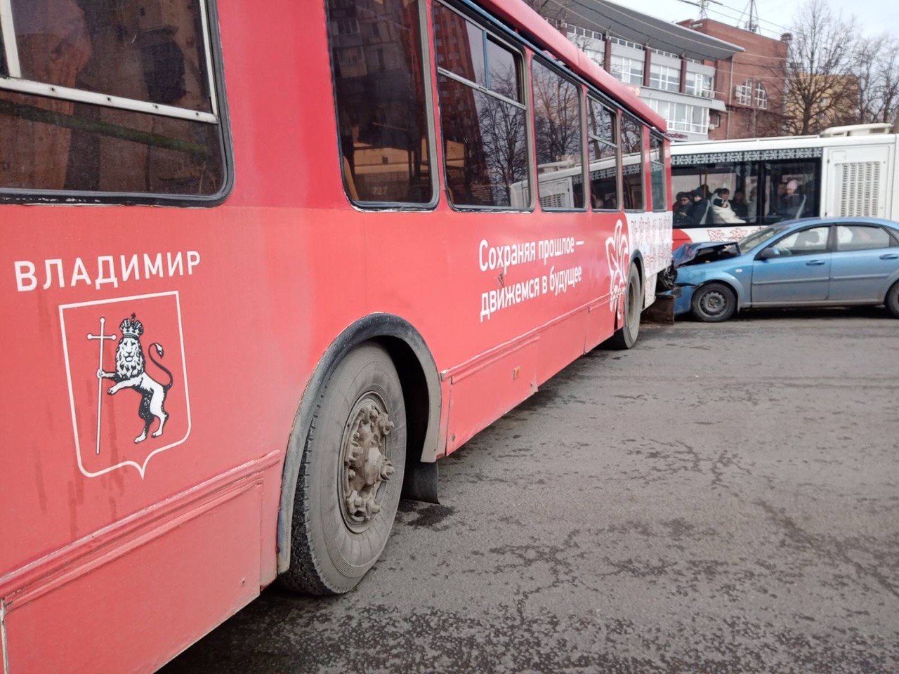 Во Владимире троллейбус столкнулся с легковушкой 