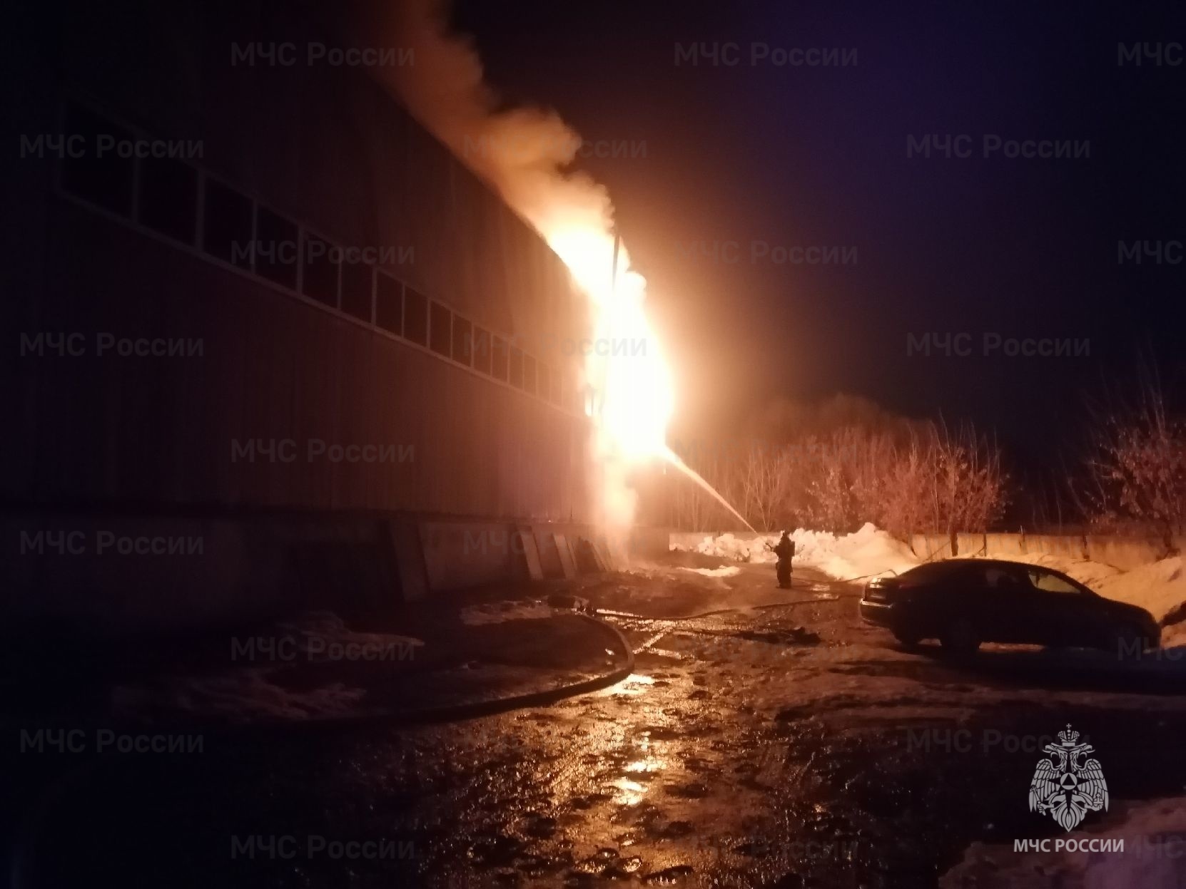 Во Владимире произошел пожар в большом гаражном боксе