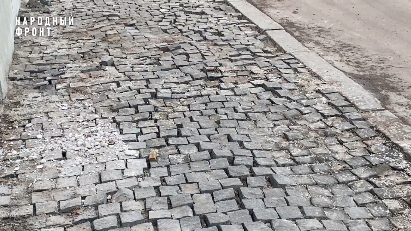 В Суздале развалился тротуар, который положили около полугода назад