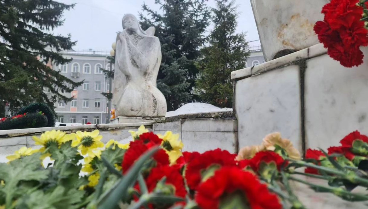 Во Владимире жители несут цветы к мемориалу «Скорбящие ангелы» в память о жертвах в Красногорске 
