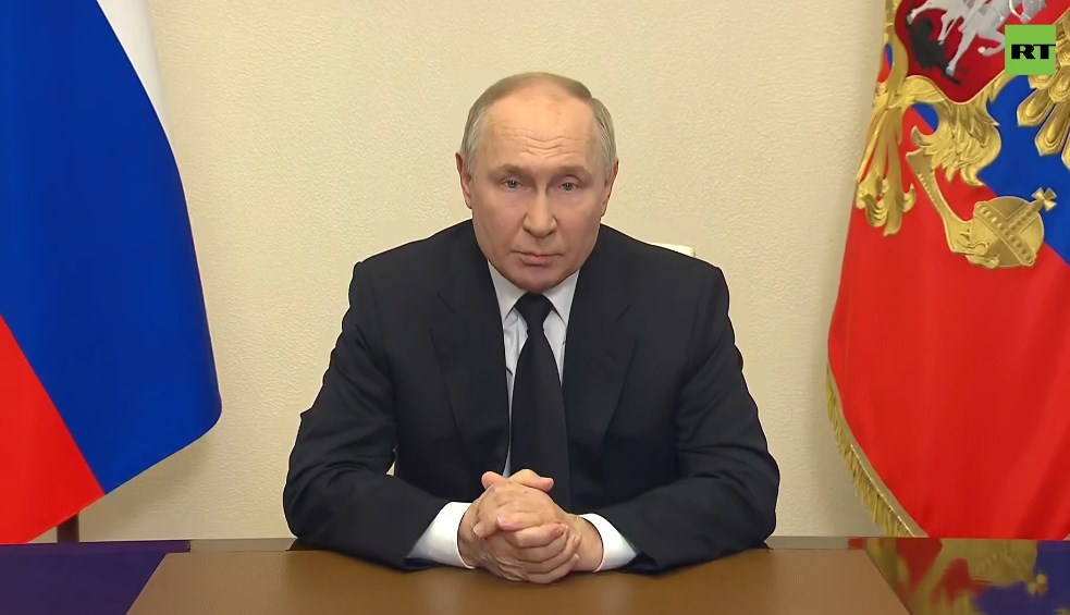 Президент Владимир Путин объявил в России 24 марта днём общенационального траура