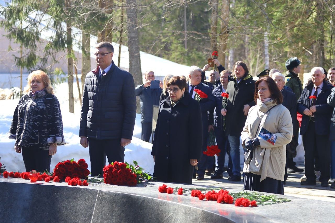 Во Владимирской области почтили память героев СССР Юрия Гагарина и Владимира Серегина