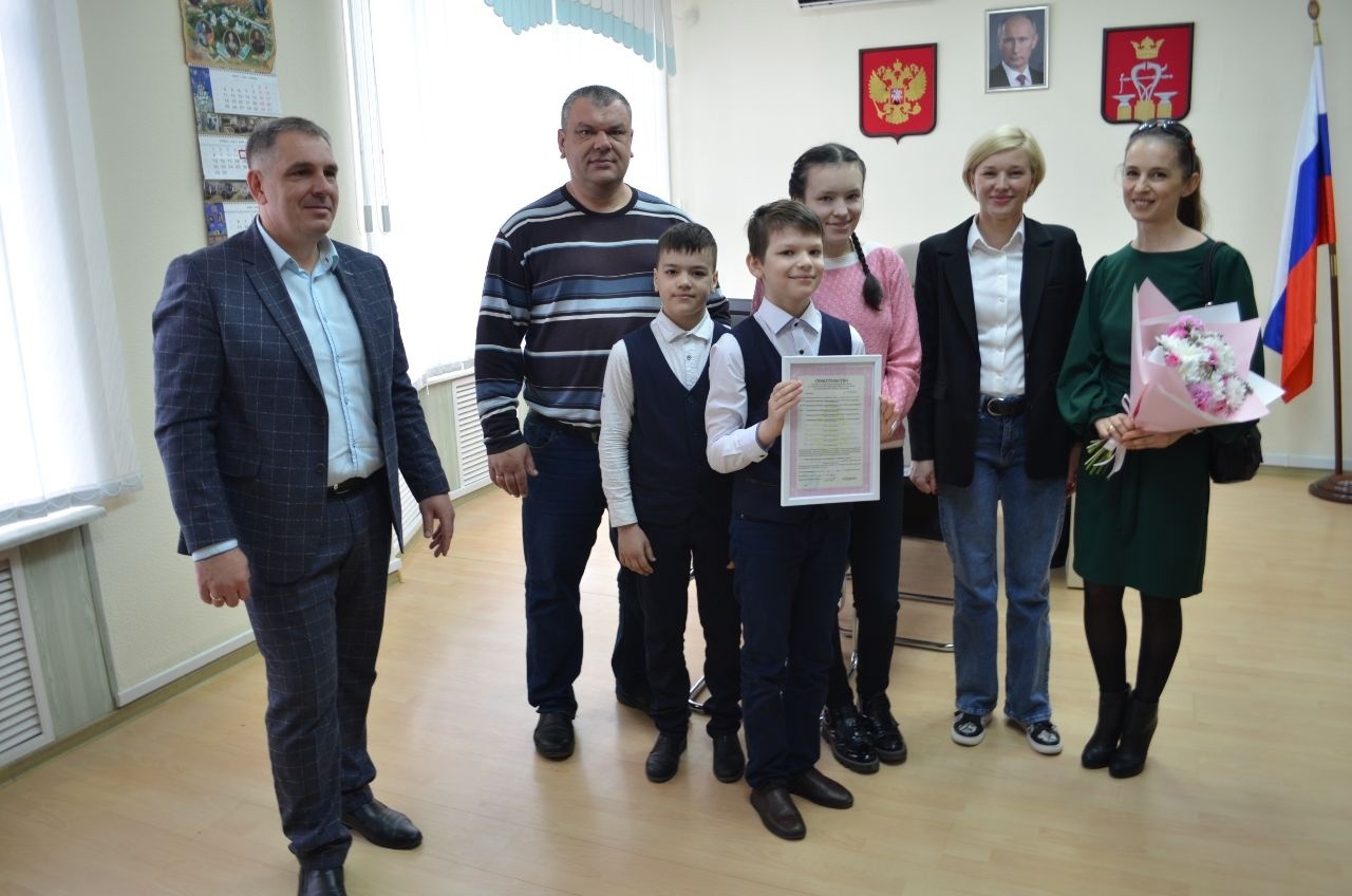 Во Владимирской области ещё три семьи получили сертификат на выплату для строительства домов