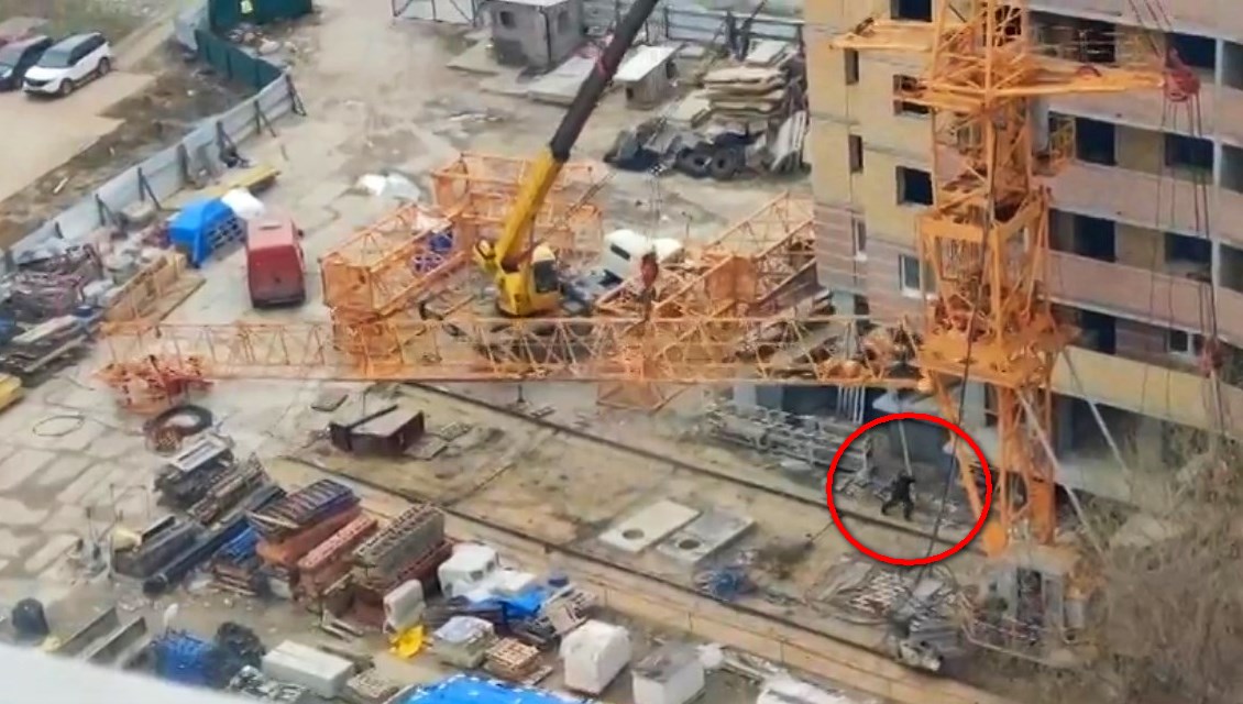 Во Владимире на строительстве жилищного комплекса рухнула крановая конструкция