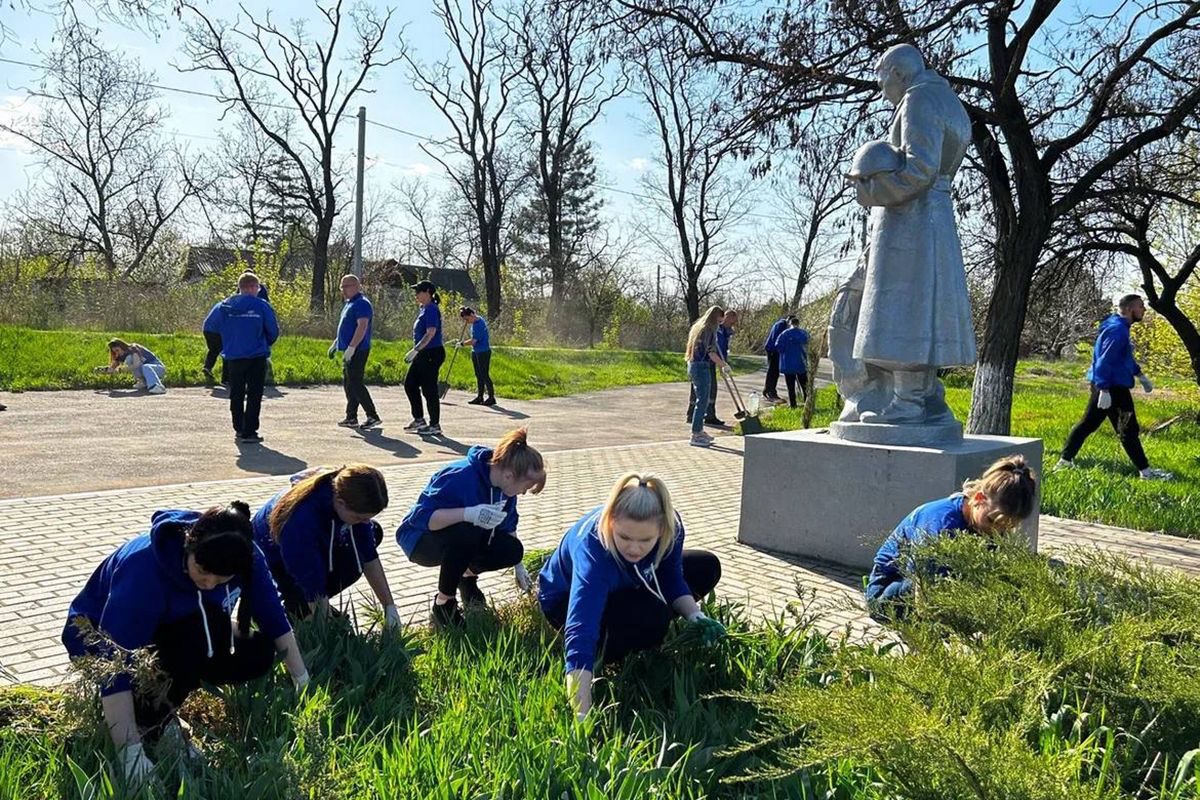 Более 3,5 тысяч активистов провели субботники по благоустройству памятников Великой Отечественной