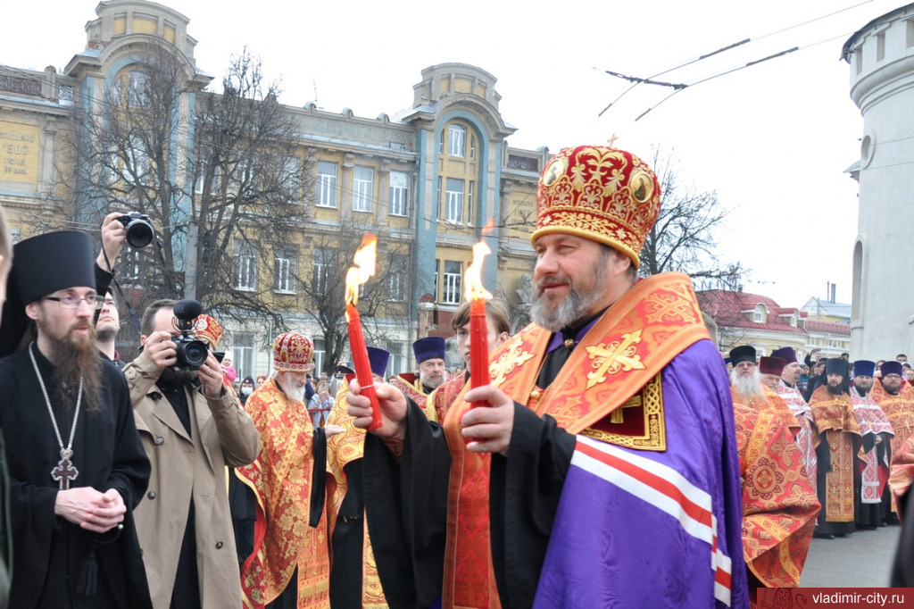 Во Владимире отменили крестный ход с благодатным огнем от Золотых ворот