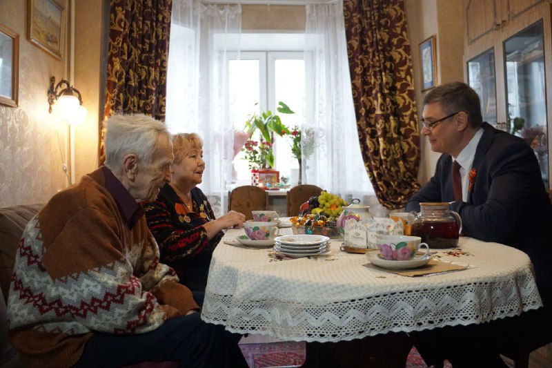 Губернатор Александр Авдеев встретился с ветеранами и детьми войны 